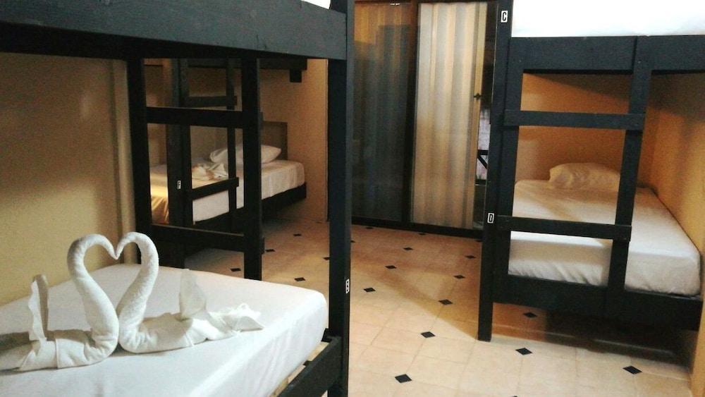 Deja Hostel Плая дел Кармен Екстериор снимка